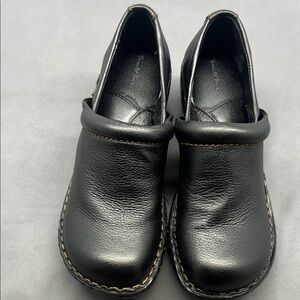 Nursing Clogs or Mules. ‎ Leather upper Size 7M  Thom McAn  New condition